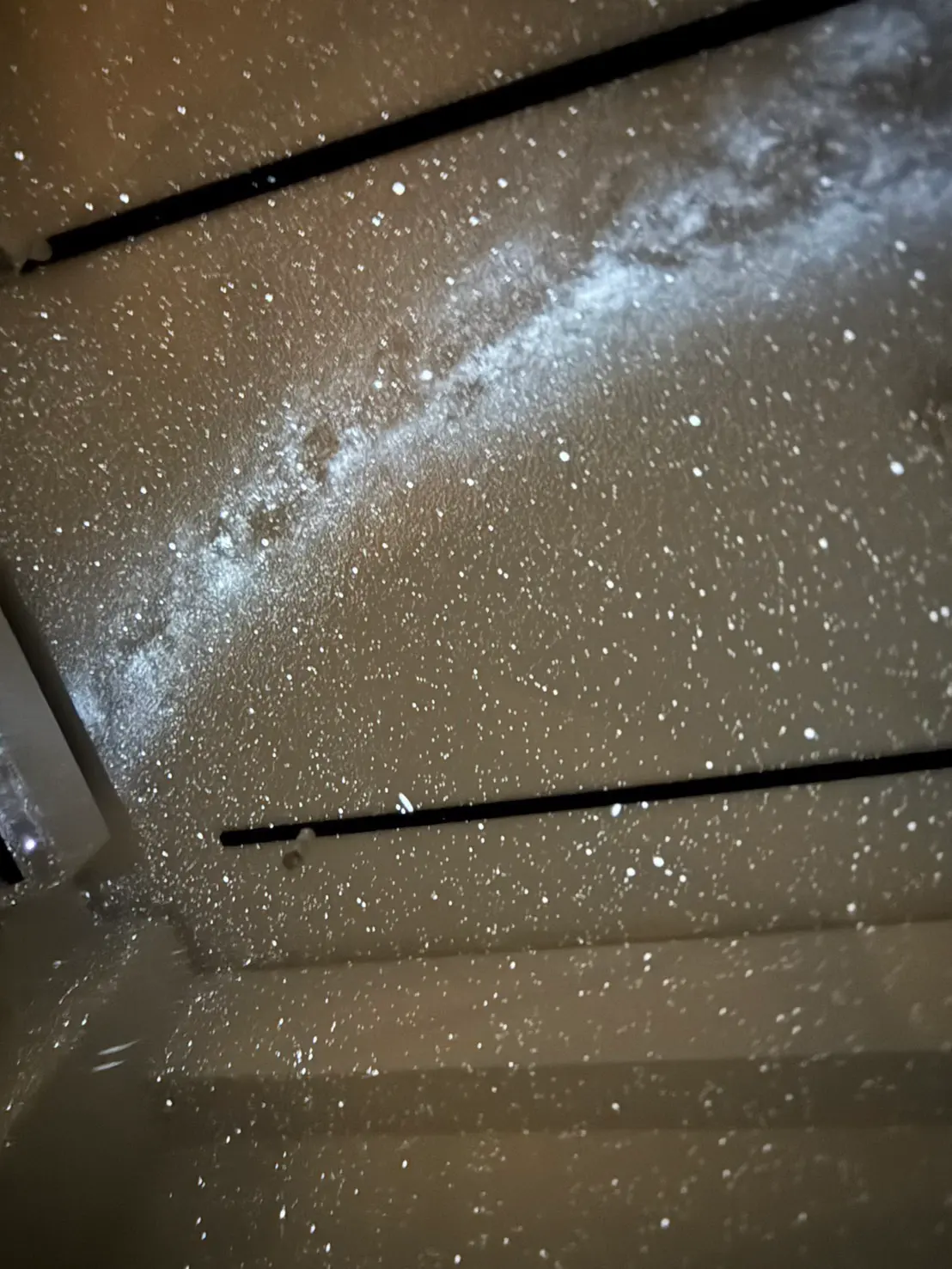 天井いっぱいに投影された、天の川のような星空